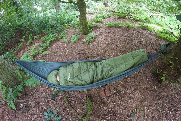 DD Hammock Quilt. Una alternativa versátil al saco de dormir en color Verde