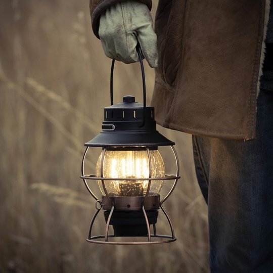 Barebones Railroad Lantern Olive. Lámpara Retro Vintage exterior. Luz cálida en noches frías LIV281