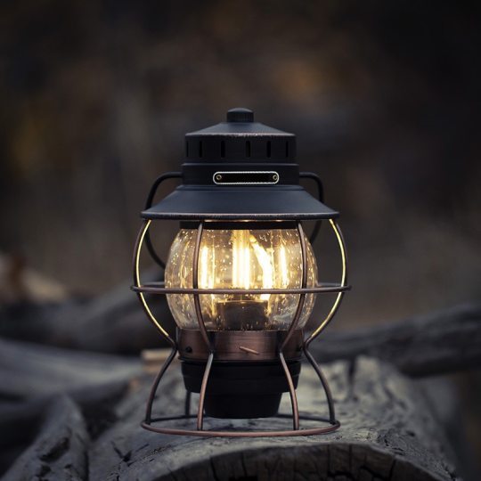 Barebones Railroad Lantern Olive. Lámpara Retro Vintage exterior. Luz cálida en noches frías LIV281