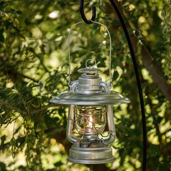 Mantén tus reuniones al aire libre iluminadas con el Reflector Shade-Zinc para la Lámpara Feuerhand